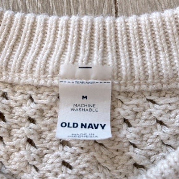Super cute cream sweater from old navy it’s also more of a cropped sweater - Picture 4 of 4